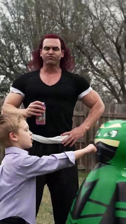 Yujiro Hanma walks through glass! 👹 #yujirohanma