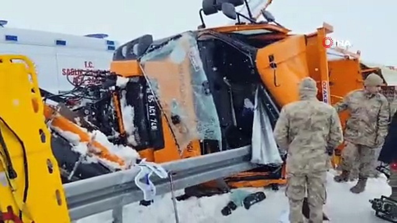 Van’da Karayollarına ait iş makinesi kaza yaptı