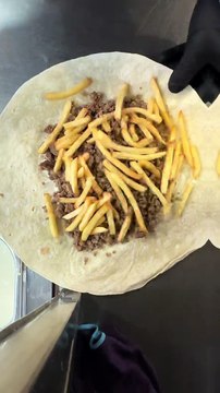 French Tacos Gratiné Cheddar & Viande & Frites & Sauce Gruyère. #BR3 #Tacos #FrenchTacos #food #Cheddar