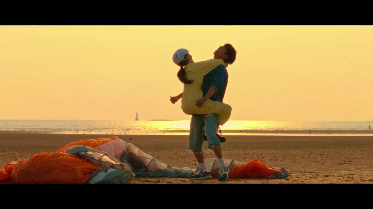 Confidence Queen - paraglider hug