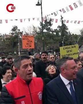 Burdur'da emekli vatandaş kürsüde ağladı Emekliyim, ama geçinemiyorum. Pazara gidemiyorum, çok zor durumdayım