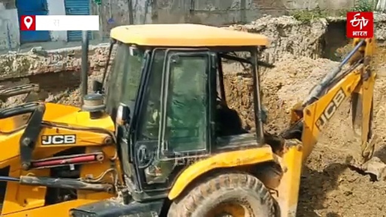 बेसमेंट निर्माण के लिए खोदा गड्ढा, झुक गई बगल की तीन मंजिला बिल्डिंग