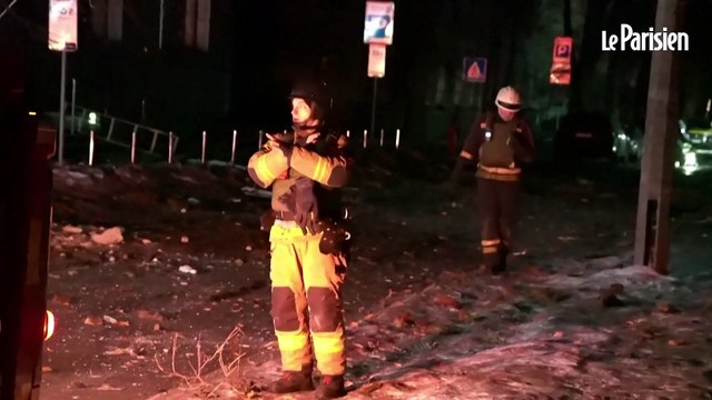 Guerre en Ukraine : les pompiers interviennent après qu’une frappe russe a touché un immeuble à Kiev