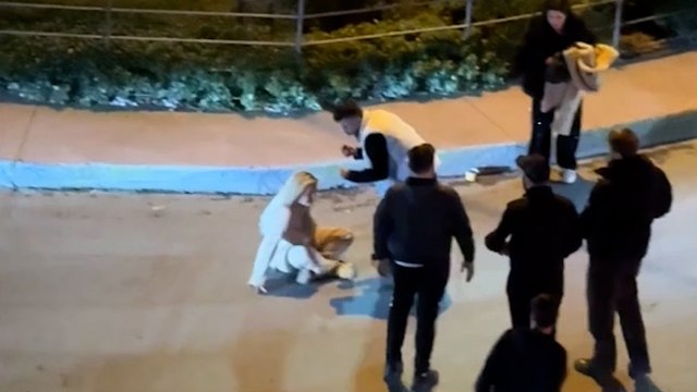 Şişli’de sokaktaki tartışma sonrası kendini yerden yere atan kadın direği yumrukladı