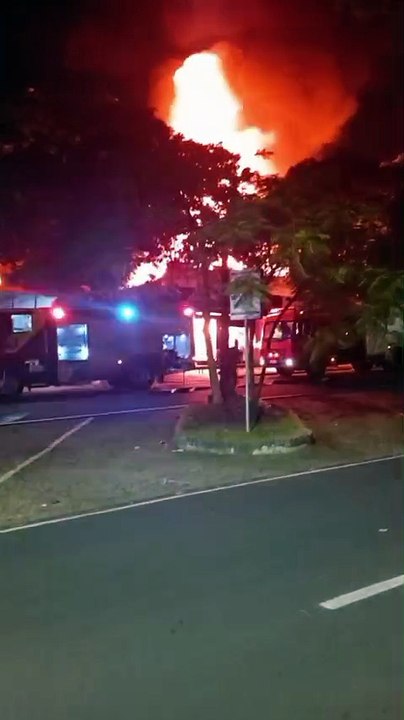 Incêndio de grandes proporções consome loja próxima à Praça da Catedral de Umuarama