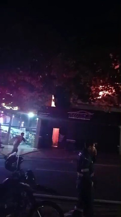 Incêndio de grandes proporções consome loja próxima à Praça da Catedral de Umuarama - 2