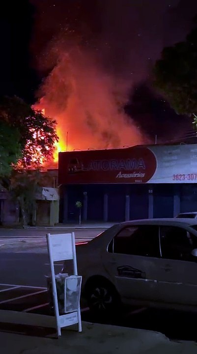 Incêndio de grandes proporções consome loja próxima à Praça da Catedral de Umuarama - 3