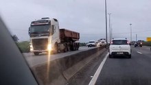 Carro capota no Anel Rodoviário e deixa trânsito lento em BH