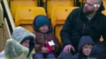 Il papà gli ruba i nuggets di pollo e il bimbo scoppia in lacrime, il video diventa virale e il club di Premier League organizza una sorpresa