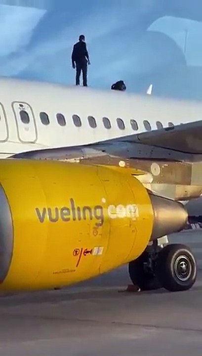 Espagne: Un homme monte sur le toit d'un Airbus A320 de la compagnie Vueling - Interpellé, il a été admis dans un hôpital psychiatrique - VIDEO