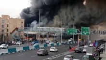 Los Bomberos luchan contra un incendio en el mercado de Teherán