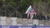 ENTRENAMIENTO ATLÉTICO de MADRID : los ULTRAS les RECIBEN con una PANCARTA tras los malos resultados