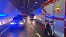 Incendio nella galleria Monte Piazzo, camion in fiamme sulla Statale 36