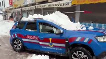 Çatıda biriken kar, jandarma aracının üzerine düştü: 2 yaralı