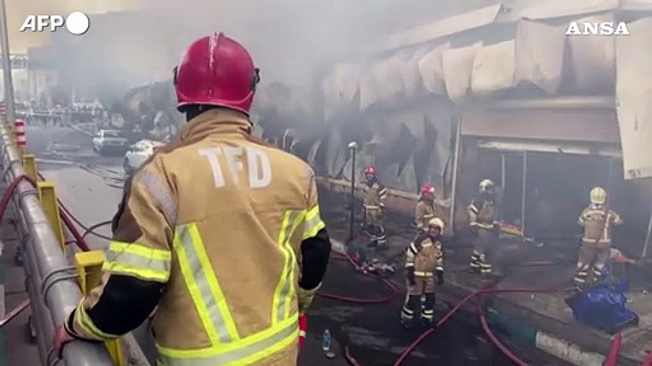 Incendio in un bazar, una nube di fumo nero avvolge Teheran