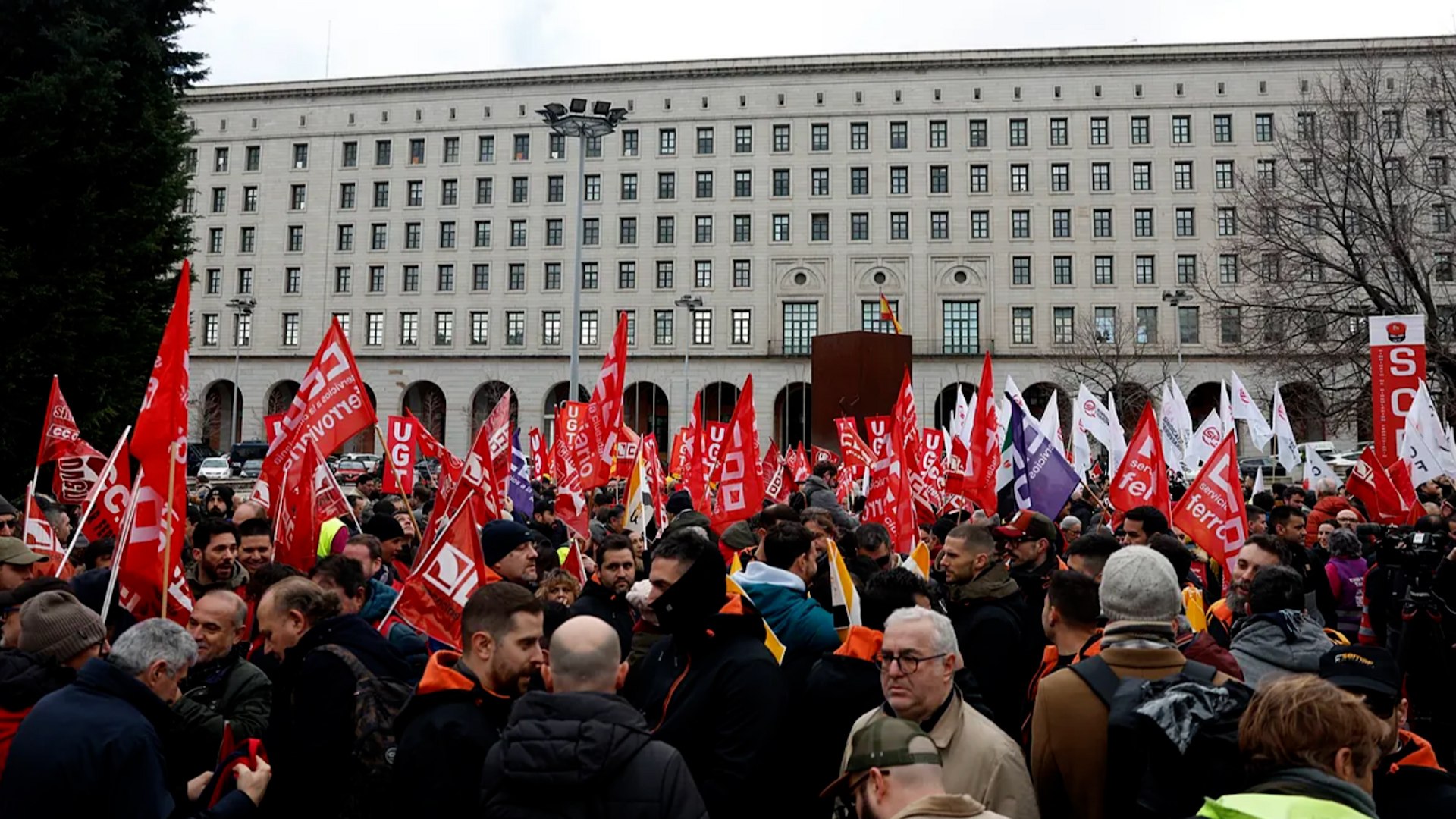 Este martes, decenas de trabajadores ferroviarios de Renfe y Adif se han concentrado frente a la sede del Ministerio de Transportes en Madrid para denunciar el deterioro del sistema ferroviario espa�ol. Entre silbatos y pancartas, los sindicatos han visibilizado un malestar creciente derivado de la falta de inversi�n, la escasez de personal y los problemas de seguridad evidenciados tras los recientes accidentes en Adamuz, Rodalies y Gelida.