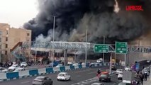 Gigantesco incendio a Teheran: una nube di fumo nero avvolge la capitale