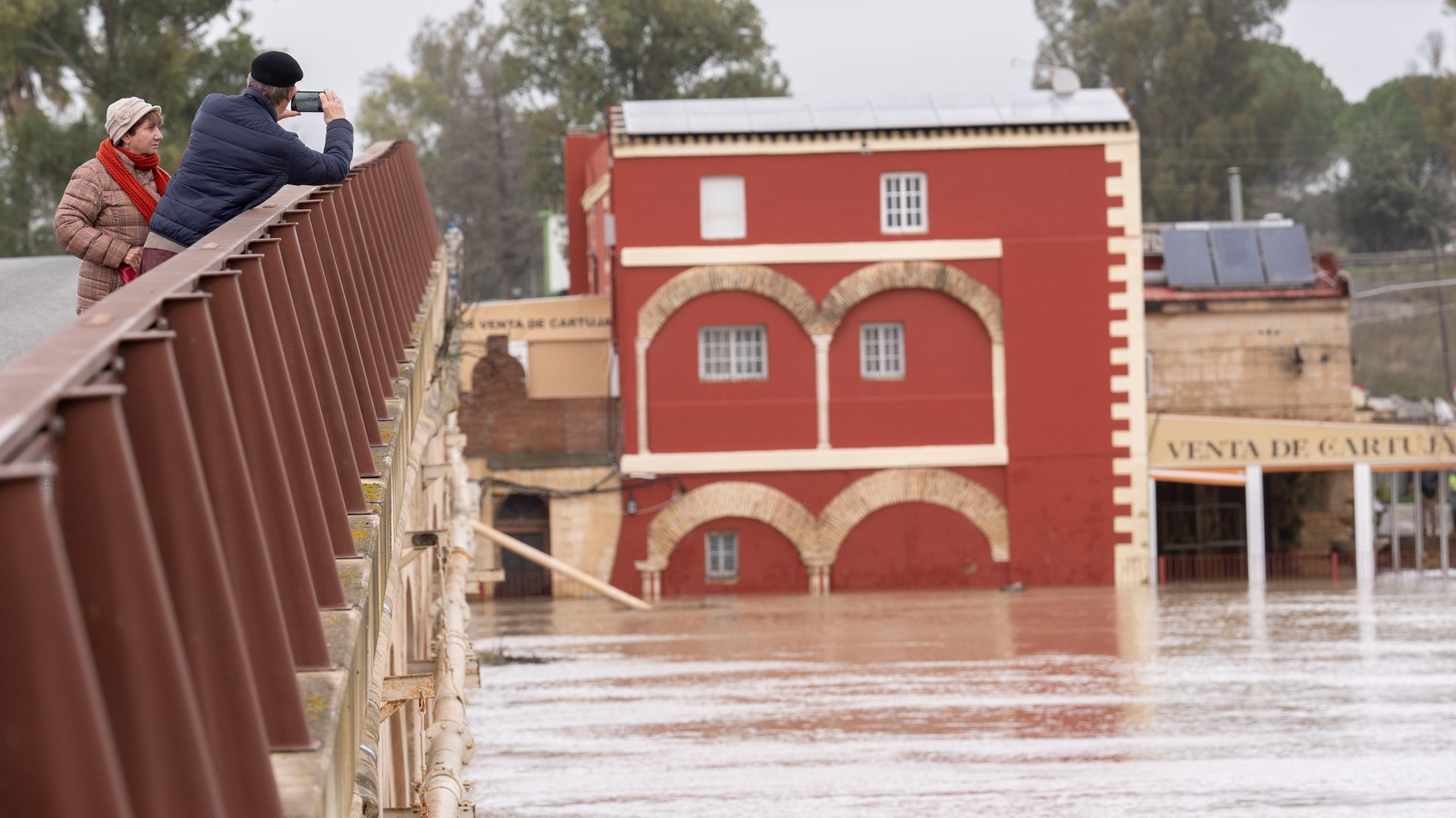 Andaluc�a se enfrenta a una de las situaciones meteorol�gicas m�s cr�ticas de los �ltimos a�os. Ante la llegada de un temporal que amenaza con descargar vol�menes de agua sin precedentes, el Gobierno andaluz ha tomado medidas dr�sticas para proteger a la poblaci�n. El presidente de la Junta, Juanma Moreno, ha anunciado la decisi�n de "elevar a situaci�n operativa 2 el Plan de Emergencia ante el Riesgo de Inundaciones en Andaluc�a", una medida motivada por el escenario hidrol�gico "extraordinario" que se prev� para las pr�ximas jornadas.
La principal consecuencia para la vida diaria de los andaluces ser� la paralizaci�n de la actividad educativa presencial este mi�rcoles 4 de febrero en casi toda la comunidad. La medida afecta a colegios e institutos, donde las lecciones se mantendr�n de forma telem�tica, "ya que nuestros centros cuentan con los medios necesarios para ello". La �nica excepci�n ser� la provincia de Almer�a, donde por ahora "las condiciones clim�ticas" no suponen un riesgo inminente, aunque el presidente ha advertido que la zona estar� "en evaluaci�n a lo largo del d�a de hoy".
En cuanto a las instituciones de educaci�n superior, se ha trasladado una recomendaci�n similar a las universidades, "que tienen autonom�a en la organizaci�n de su actividad y ser�n ellas las que decidan si este mi�rcoles se imparten clases de manera telem�tica o presencial". Asimismo, se ha suspendido la atenci�n en los centros de participaci�n activa y asistenciales para personas mayores o con discapacidad en las siete provincias afectadas.
La elevaci�n al nivel 2 de emergencia no es un mero tr�mite administrativo; permite "incorporar medios extraordinarios de otras administraciones, bien sean locales, provinciales o nacionales, al dispositivo que ya tiene la Junta de Andaluc�a puesto en marcha". Esto incluye la solicitud formal al Gobierno de Espa�a para el posicionamiento de la Unidad Militar de Emergencias (UME), que colaborar� en el rescate de personas y en la contenci�n de balsas mineras.
La preocupaci�n de los expertos no solo radica en el cielo, sino en el estado del suelo. Seg�n ha revelado Moreno tras la reuni�n del comit� asesor, "tenemos 50 pantanos desembalsando y un suelo harto de agua. Por tanto, no s�lo son importantes las lluvias que pueden caer sino la situaci�n del terreno. Cualquier zona de Andaluc�a que haya sufrido inundaciones en los �ltimos 50 a�os puede volver a sufrirlas en los pr�ximos dos d�as". Las previsiones son alarmantes en puntos como Grazalema (C�diz), donde se esperan entre 500 y 700 litros por metro cuadrado.
Los servicios de emergencia han identificado como puntos de m�ximo riesgo �reas en Jerez, el Campo de Gibraltar, Ronda, la Costa del Sol, la comarca del Guadalhorce y Ja�n capital. Para los residentes de estas zonas en alerta roja, la Junta ha activado el sistema Es-Alert, enviando avisos directos a los tel�fonos m�viles con instrucciones claras: alejarse de los cauces de los r�os y, en caso de inundaci�n s�bita, refugiarse en las plantas altas de los edificios.
El presidente andaluz ha insistido en que "prevenci�n y anticipaci�n, esas son las dos m�ximas clave con las que hay que manejarse ante situaciones de emergencia como la que estamos viviendo o la que vamos a vivir en los pr�ximos d�as". Moreno ha concluido su comparecencia con "un llamamiento a la prudencia de todos los andaluces, vivan donde vivan, porque aunque no est�n en alerta roja, esa situaci�n podr�a cambiar de manera s�bita y pasar de amarilla a naranja o pasar de naranja a roja".