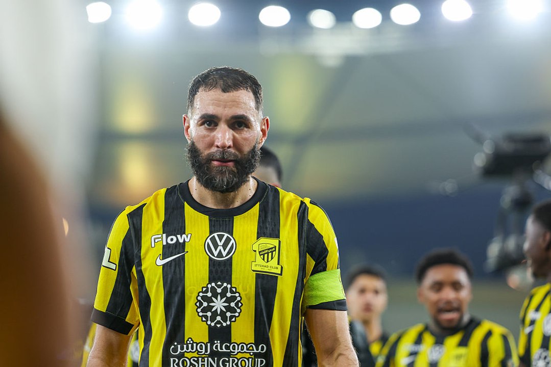 Benzema dall'Al-Ittihad ai rivali dell'Al-Hilal, un tifoso brucia la maglia autografata