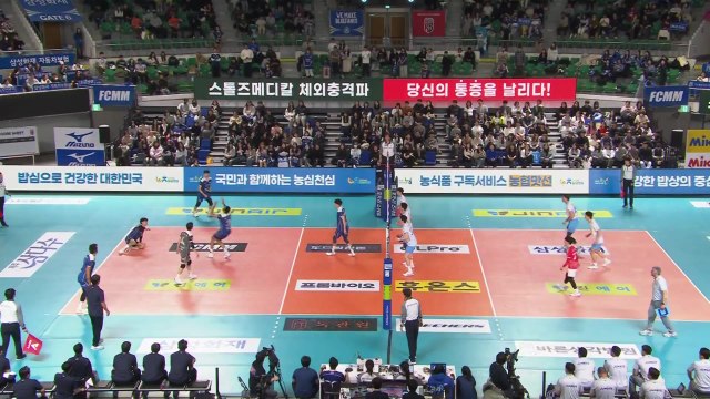 '러셀 강서브' 앞세운 대한항공, 선두 바짝 추격 / YTN