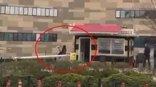 Taksiye binemeyen kadın, durak camlarını kırdı: O anlar kamerada