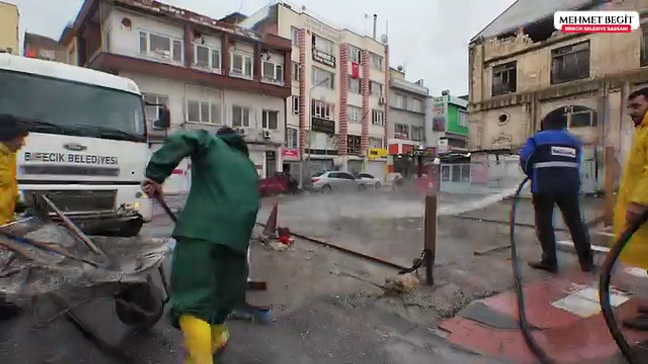 Şiddetli Yağış Birecik’i Vurdu: Belediye Ekipleri Seferber Oldu
