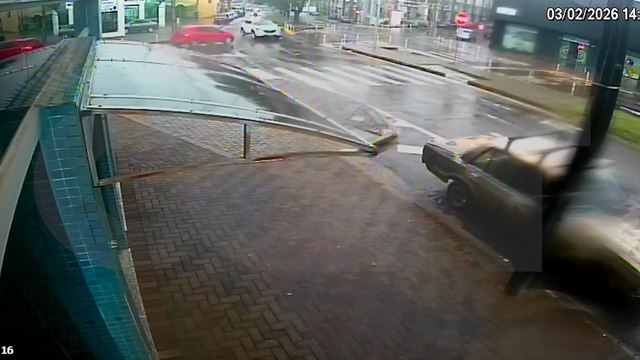 Câmera flagra Tucson furando preferencial e sendo atingida por Onix no Centro de Cascavel