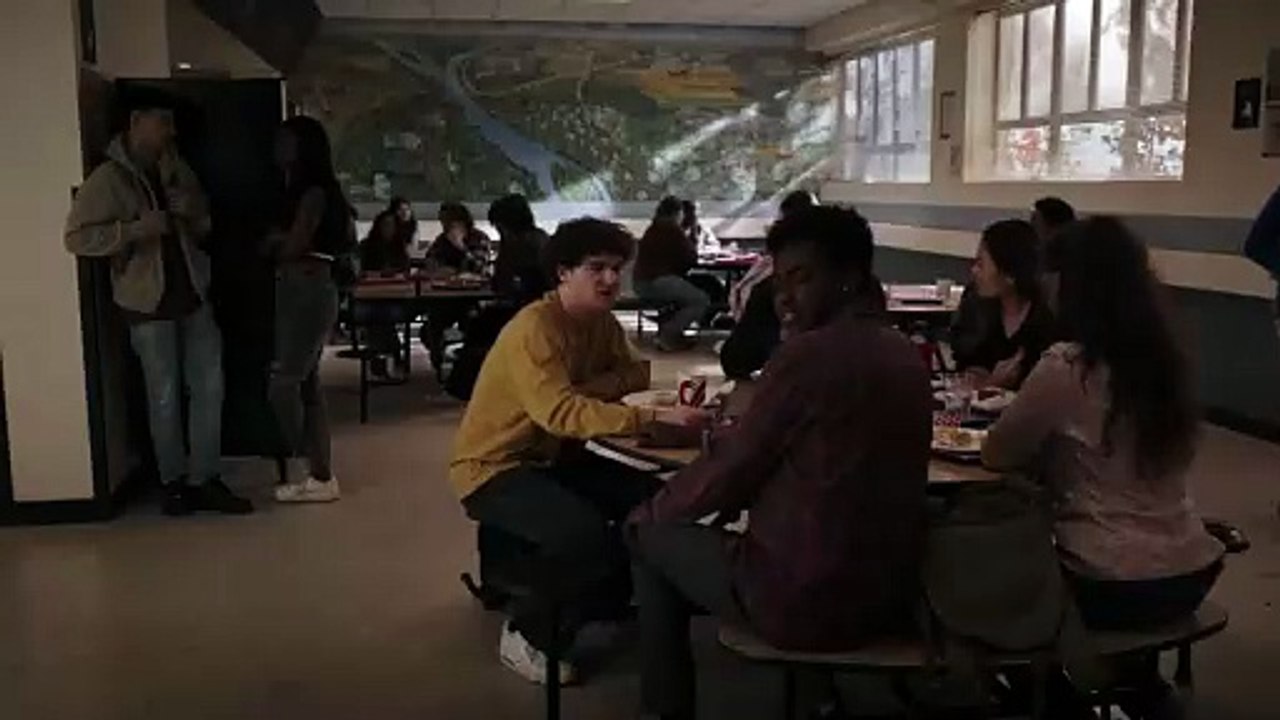 Simon defiende a maddie de un estudiante que la mira raro