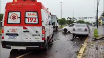 Motorista fica ferido após atingir carro estacionado na Avenida Tancredo Neves