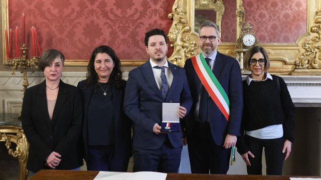 Il video della premiazione dell'autista che ha salvato una donna aggredita in via Stalingrado a Bologna: «Ho fatto il minimo»