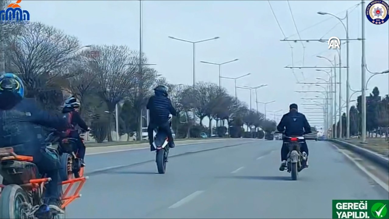Trafikte akrobatik hareket yapan motosikletli gruba ceza