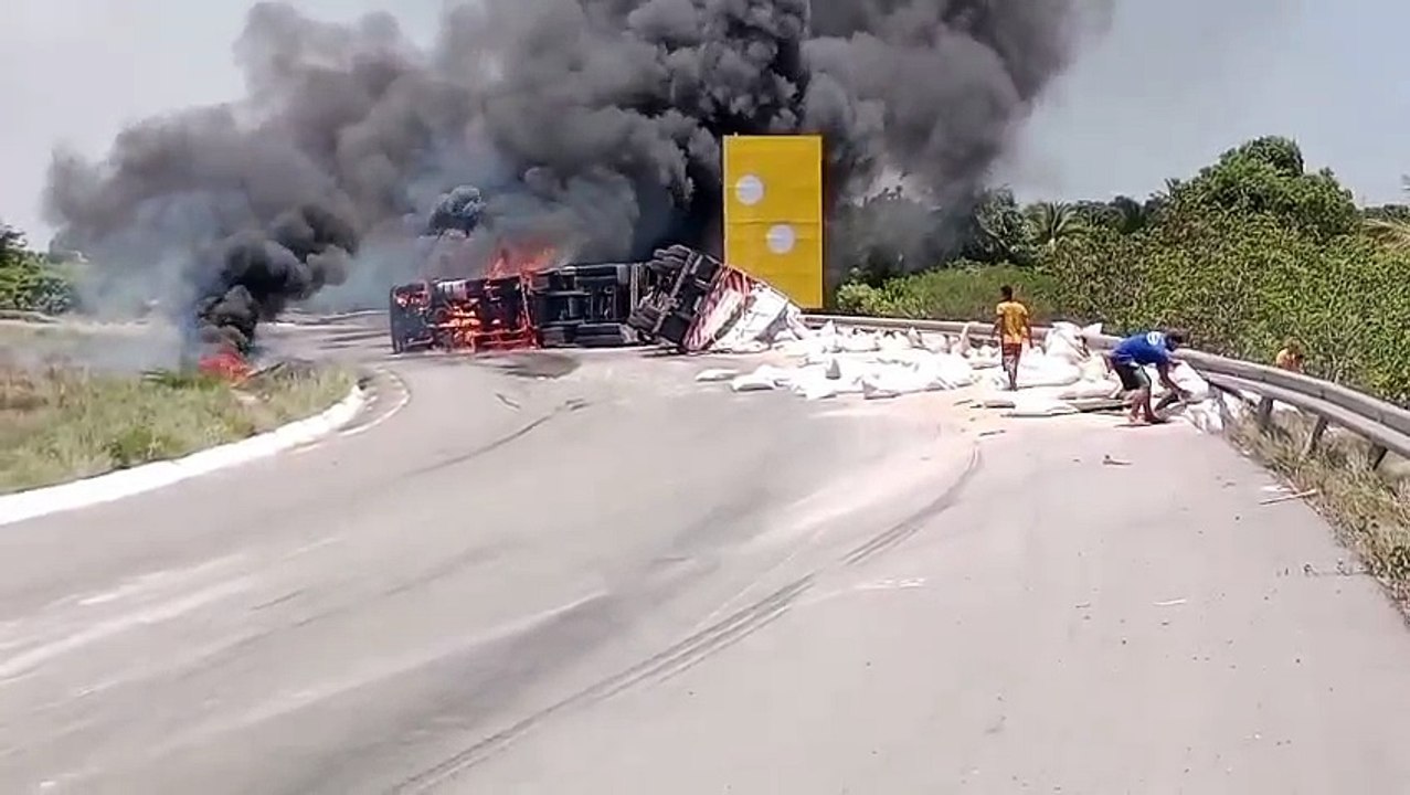Carreta tomba e pega fogo na ponte entre Alagoas e Sergipe em Porto Real do Colégio