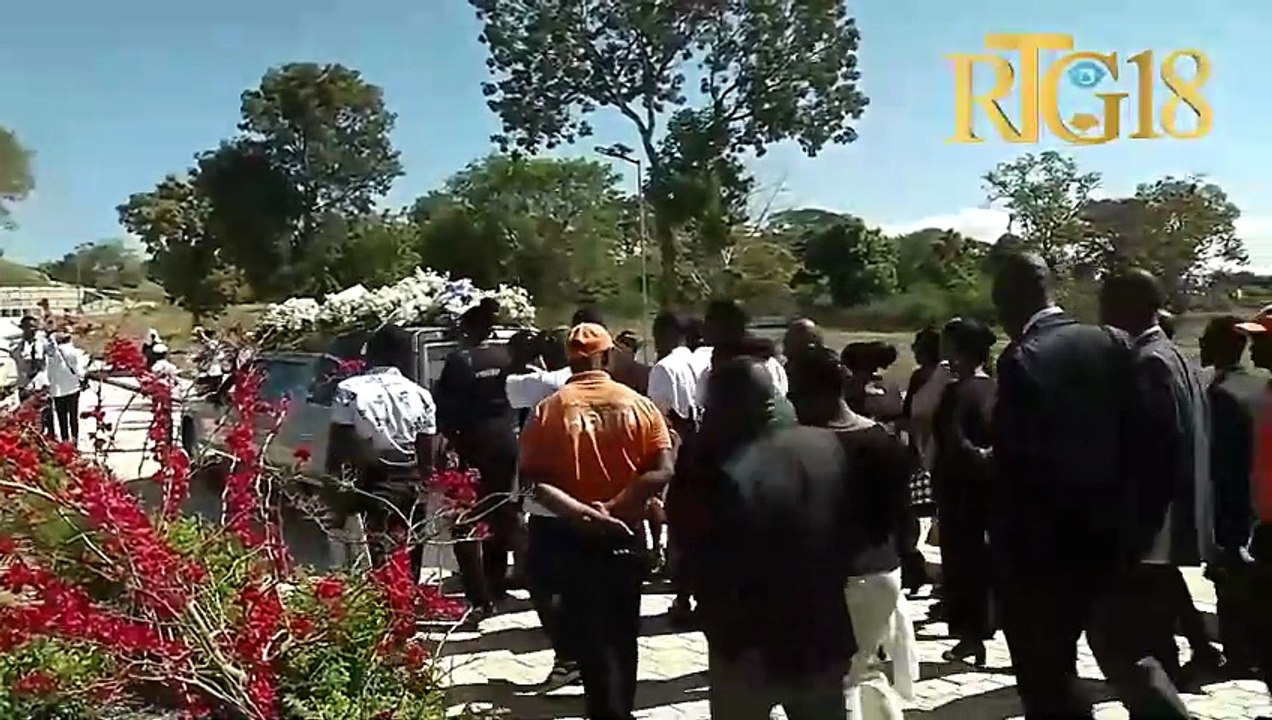Fineray Mr Rony DUMONT chante nan "Cathédrale de Hinche".