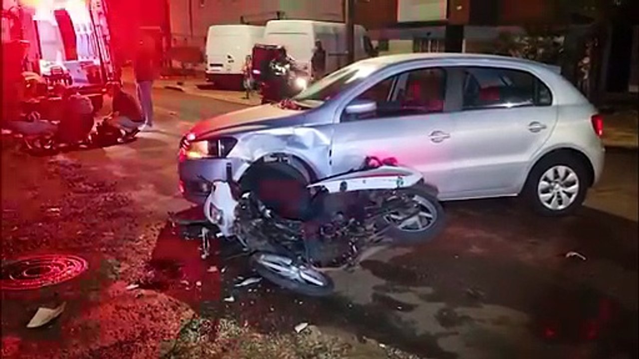 Motociclista sofre ferimentos graves  após forte colisão com carro no bairro Cascavel Velho