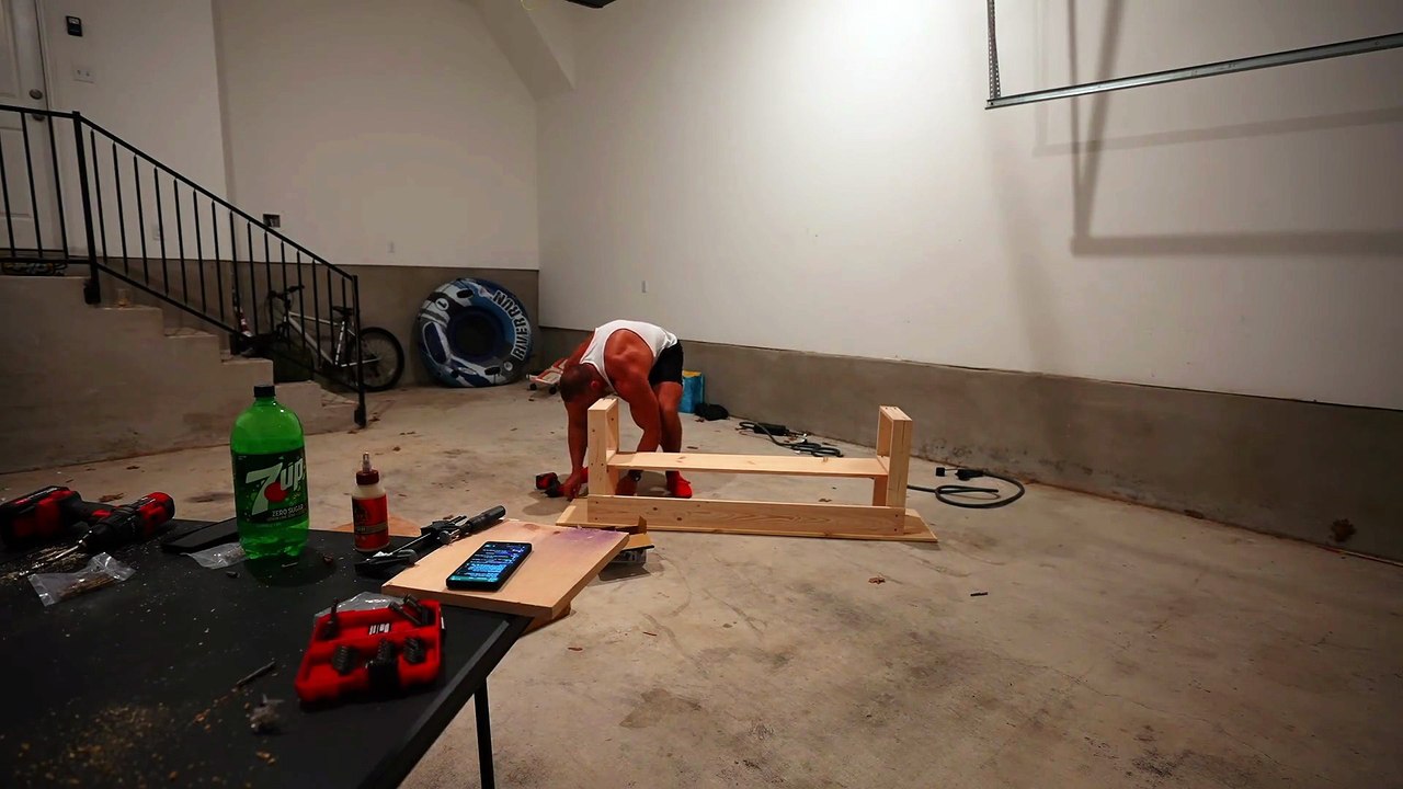 Just Chatting #273: "fat man breaks table"