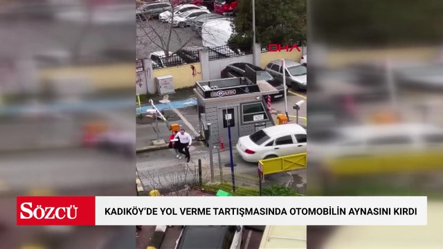 Kadıköy’de yol verme tartışmasında otomobilin aynasını kırdı