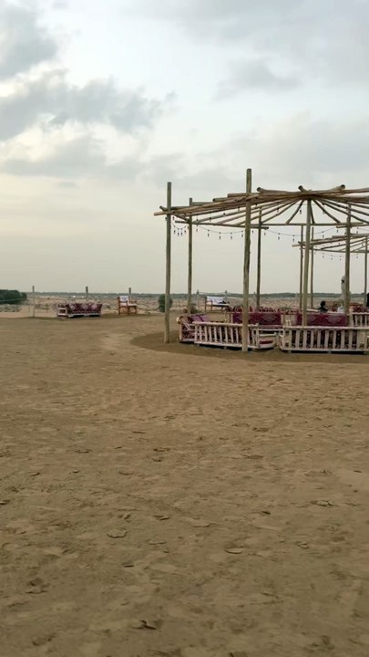 QUELQUE PART dans le désert de Dubaï