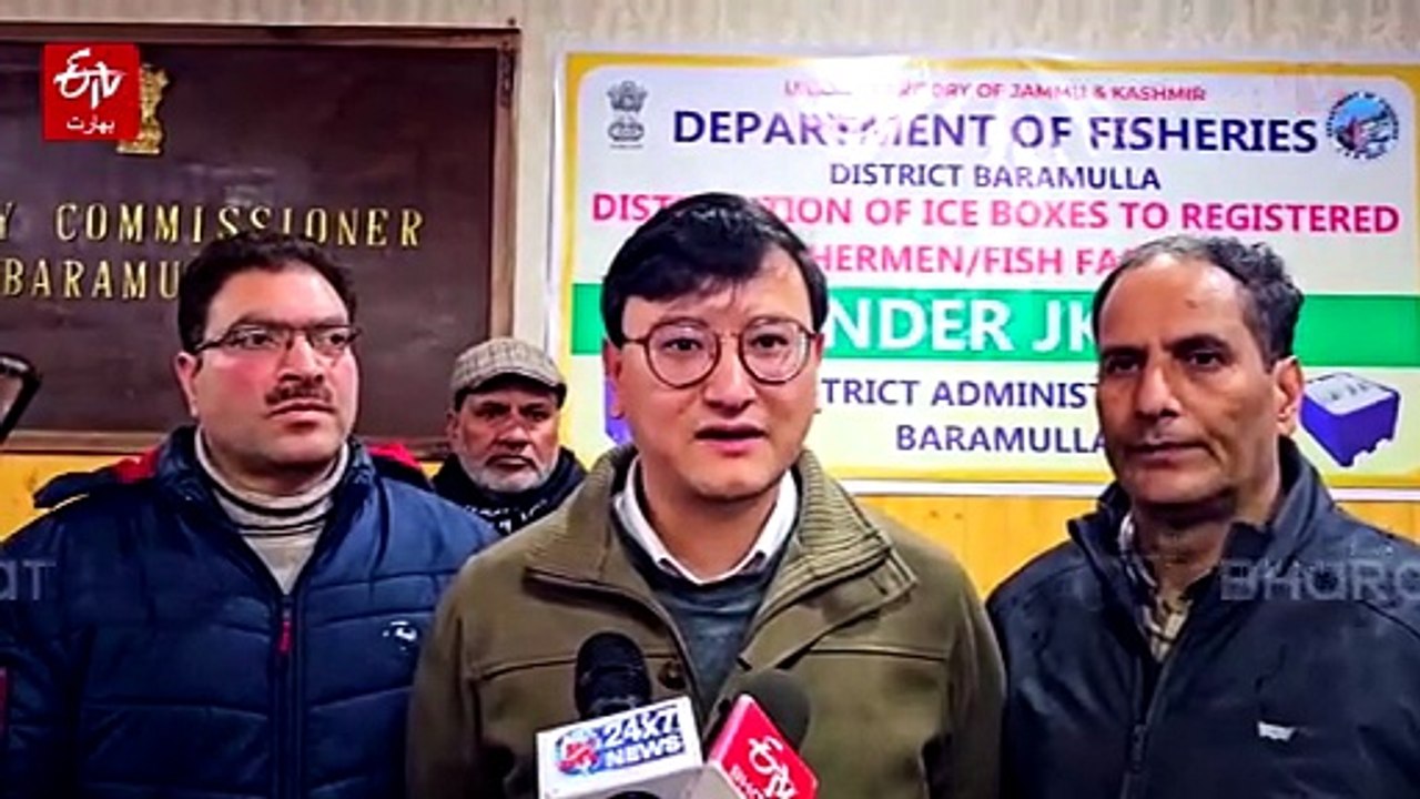 بارہمولہ: انتظامیہ کی جانب سے ماہی گیروں میں آئس باکسز کی تقسیم