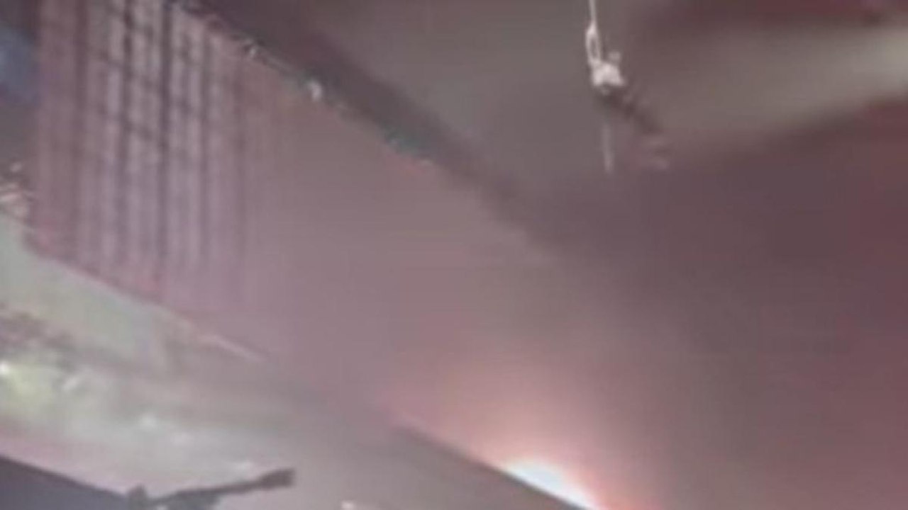 Spagna: il rapper cade dal palco durante il concerto, cede l’imbracatura