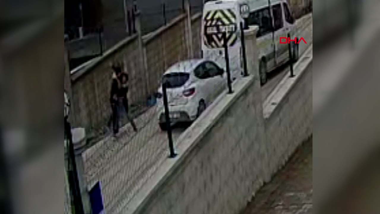 Öğrencilerin gözü önünde yumruk yumruğa kavga