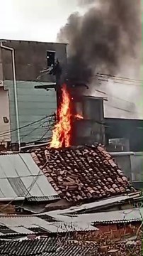 Fiação de poste pega fogo em Cosme de Farias e moradores tentam conter chamas com extintor