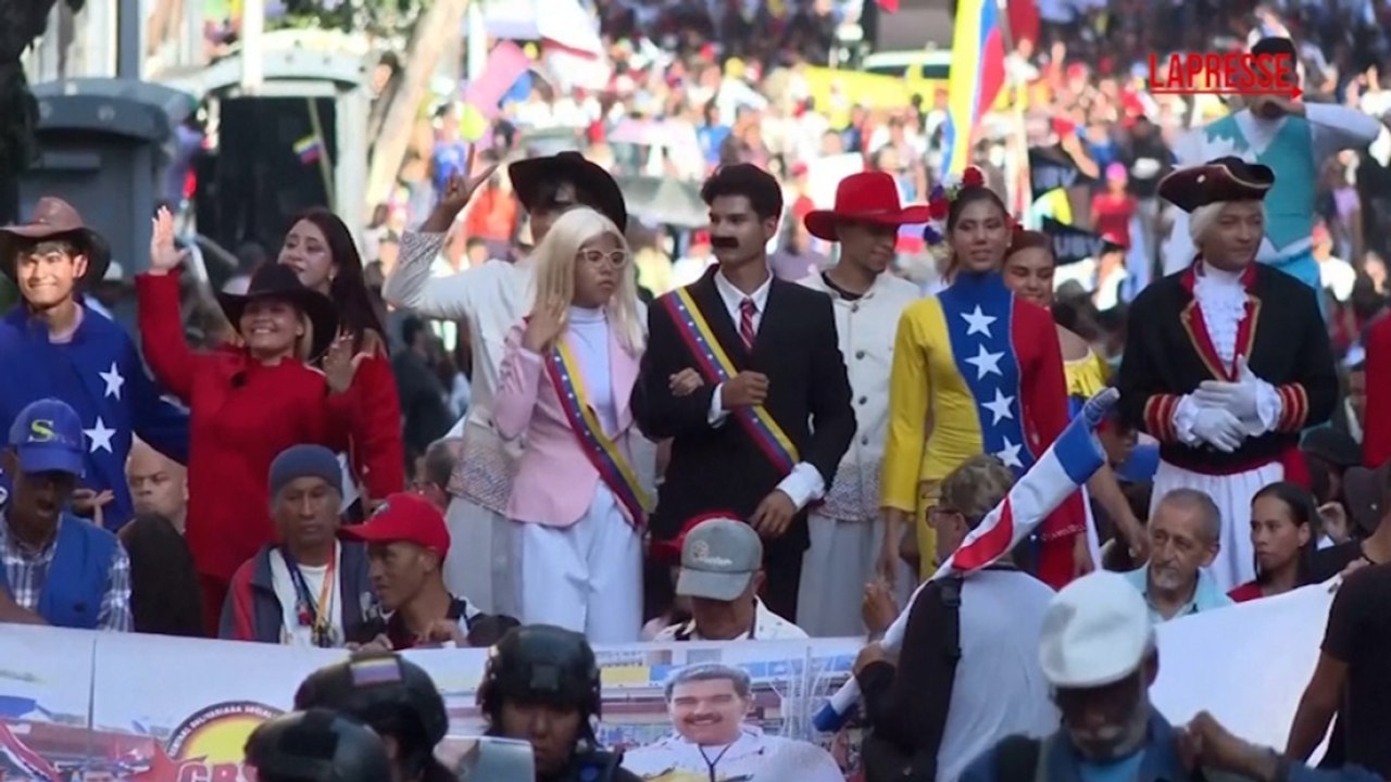 Migliaia di sostenitori di Maduro sfilano a Caracas: su un carro due attori interpretano l'ex leader e la first lady