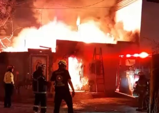 VIDEO | Incendio consume tejabanes tras quema de cobre en Santa Catarina