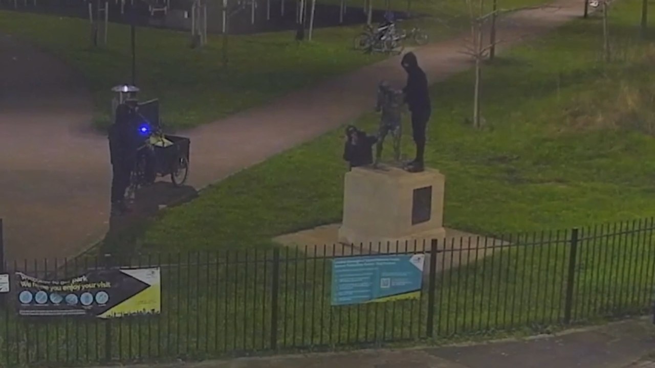 CCTV catches hooded thieves steal statue of iconic Boxer