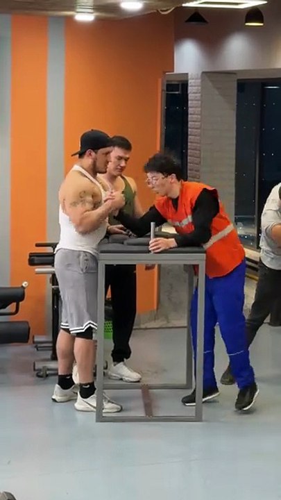 Cleaner prank 🤯 Arm wrestling