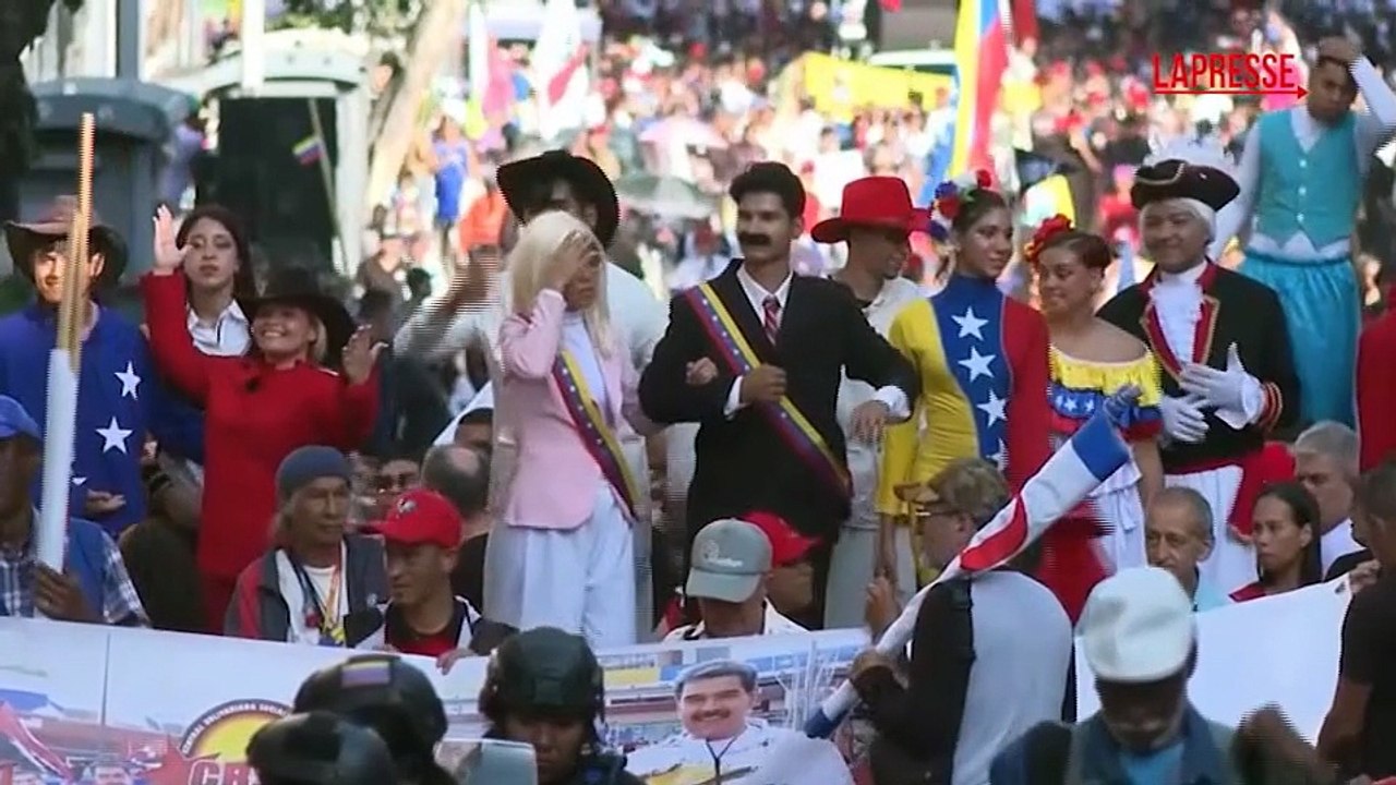 Venezuela, migliaia di sostenitori di Maduro sfilano a Caracas: su un carro due attori interpretano l'ex leader e la first lady