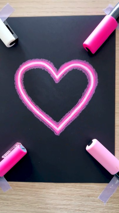 Comment dessiner un cœur néon avec les Posca et crayons de couleur