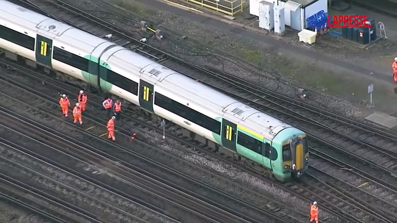 Londra, treno deraglia a Selhurst: le immagini aeree dal luogo dell'incidente