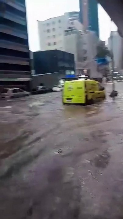 Chuva forte provoca enchentes, arrasta carro e alaga casas em Curitiba