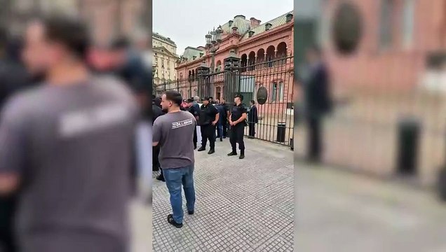 Un policía de la Federal encadenado a Casa Rosada